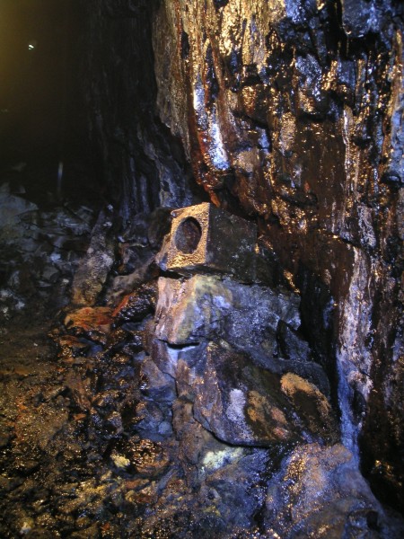 sc_stopewestofboggshaft_tin_1.jpg - Tin in the stope.