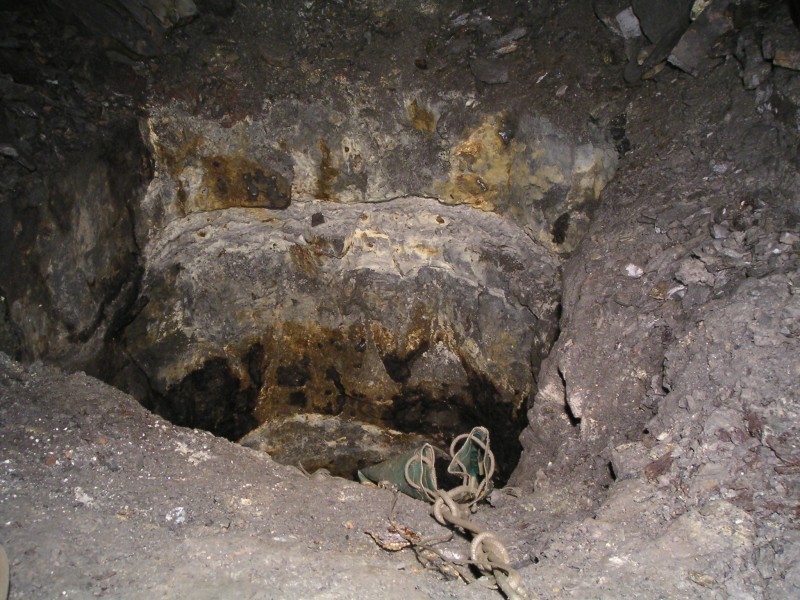 sc_scxv_drawing_sump1.jpg - Looking into the Drawing Sump, 27m deep. Whether it is blocked is unknown.