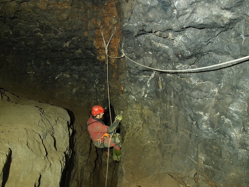 P3053324.JPG - Rigging the re-belay.