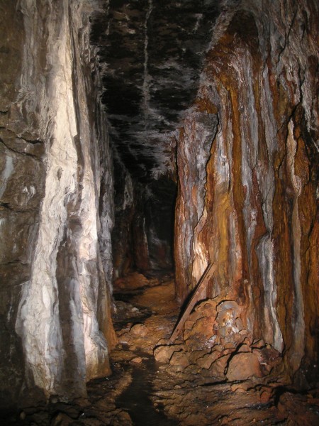 sc_flatbelow_hydrashaft2.jpg - The view up the flat from the shaft. This was a very colourful place.