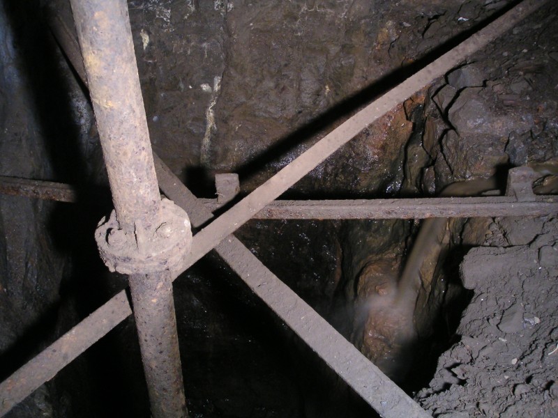 sc_hydrashaftfromflat1.jpg - The continuation of the Hydraulic Shaft, the water flowing down it is the water from the top of Elliott's String.