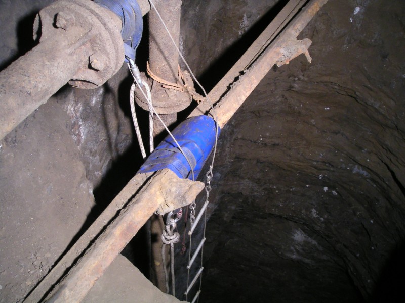 sc_hydrashaftrigging.jpg - Rigging of the Hydraulic Shaft, when you get to the bottom you soon realise how wobbly the air pipe is.