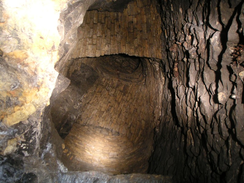 sc_wf_sl_archedrise.jpg - When we came out of the arched passage way, this is what greeted us, a large rise with a magnificent walled roof. You cannot see them here but there are levels above.