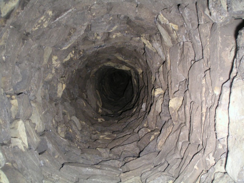 sc_wf_sl_oreshoot.jpg - Looking up one of the many intact ore shoots. Being able to get up one of these would bypass the collapse in the passage above.