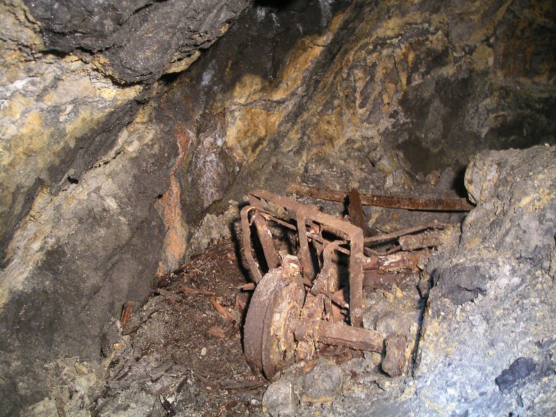 sc_wf_sl_oretruck.jpg - Past the rise we entered unlined passage way and foundthis ore truck in a rather poor state.