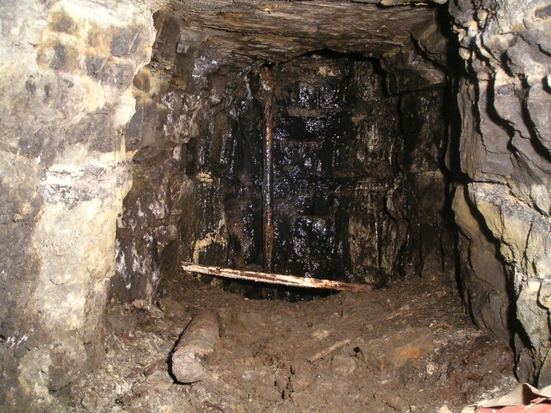 sc_wf_sl_shaft3.jpg - The end of the sublevel, finishing in a shaft going up and down. The air pipe and water made the bells ring.