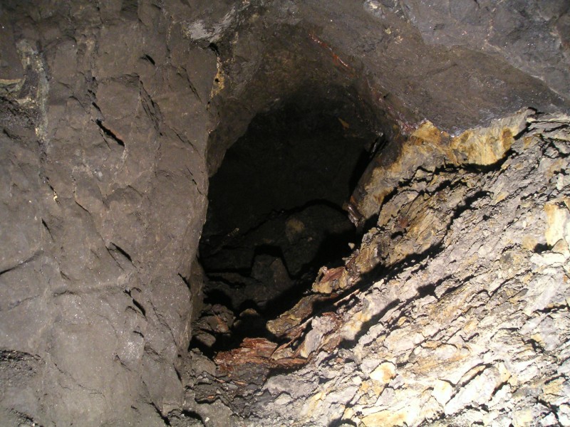 sc_wfsl_pass2sgaft1.jpg - Passage to the shaft, which is round the corner.