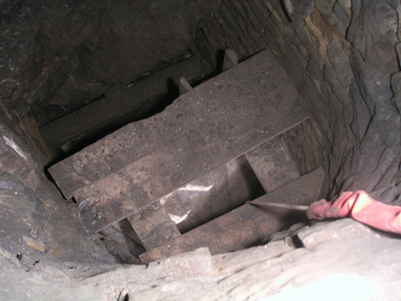 sc_manwaytowfsl1.jpg - The top of the manway to the sublevels below Wheel Flats. Nice to see that there is no new material on the platform that Karli did some gardening work on last year.