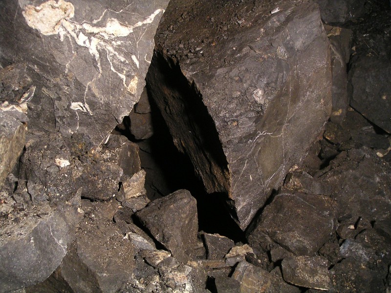 sc_wfs_2ndstopel_oreshoot.jpg - Whilst looking in the top level of the stopes we saw the top of this ore shoot, with these rocks balancing each over other.