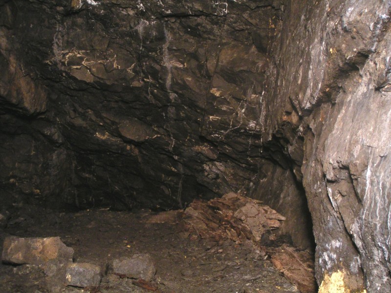 sc_wfs_2ndstopelevel1.jpg - View of the stope in the second level. A lot of the roofing was fractured and fallen pieces could be seen all over the floor.