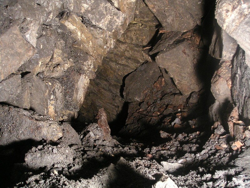 sc_wfs_2ndstoperisetop1.jpg - View down the small slope and the top of the arching. If you look under the arching, a lined passage way can be seen to go on, on the other side of the rise.