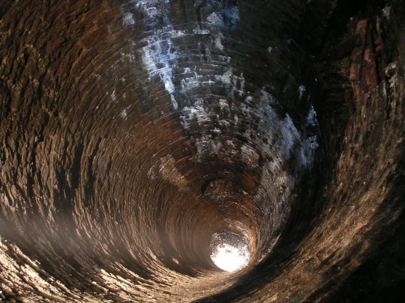sc_barrons_sump5.jpg - Another shot, more open this time, making it look like a horizontal tunnel. Some little levels can be seen all around the sump bottom. Whether they would go somewhere is difficult to say as on LLC plans there is no reference to them, though Atkinson's Sump seams to go down to the same depth.