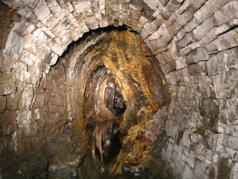 sc_carrsv_riseintoflat.jpg - On Carr's Vein looking back out towards Longcleugh Vein. Where the slight heap is on the left by the upright rail track is the rise that goes up into the large flats that we photographed.