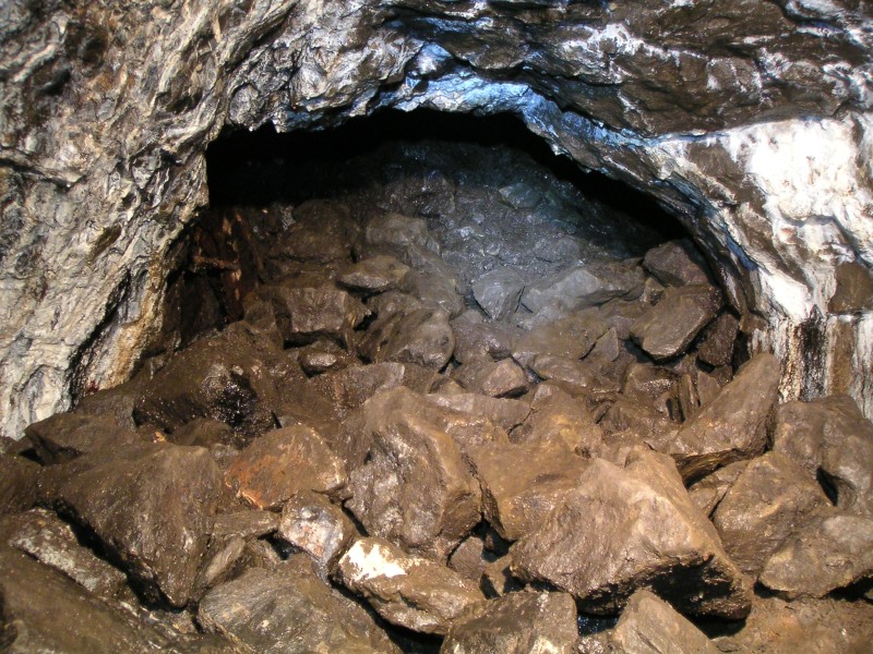 sc_cowhill_longcleughjunc1.jpg - The junction with Longcleugh and Cowhill Cross Vein, all the debris is made up from deads. This is looking from the south end of Cowhill. Turning right here takes you back to Barron's Sump.