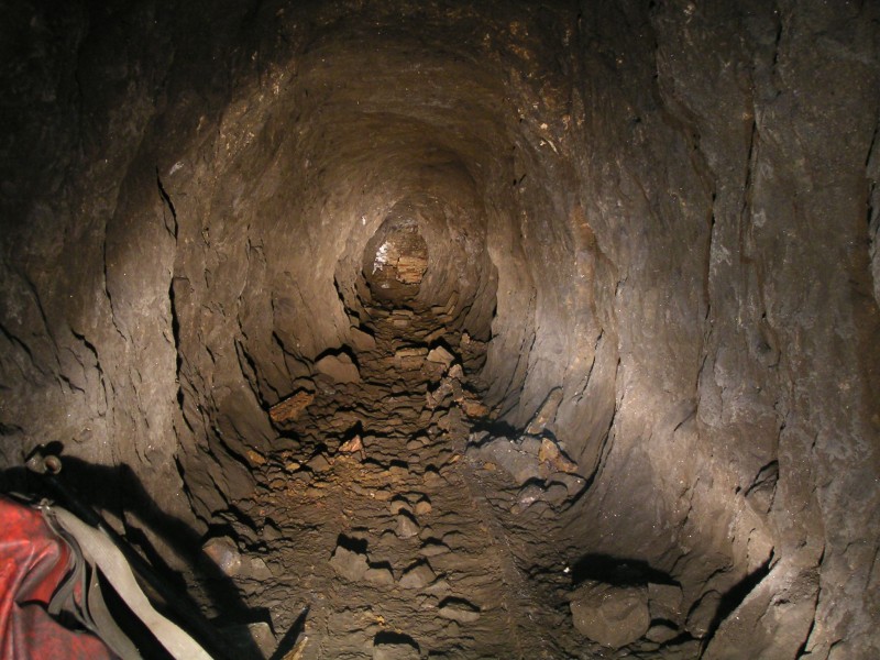 sc_driftofcarrsv_southend3.jpg - Looking down the cross cut towards Carr's Vein from the small stope.