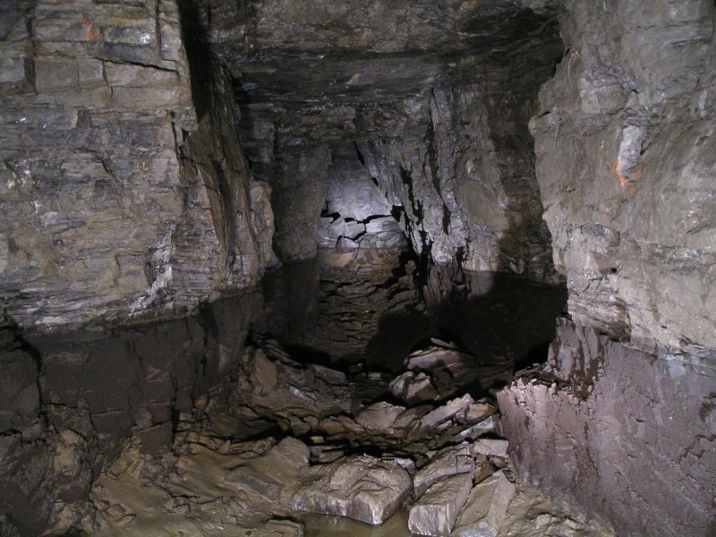 sc_mcssv_drained_passage.jpg - It is so strange to see the level like this, but at least you can see all the rocks that cracked your ankles and tripped you up over the years.