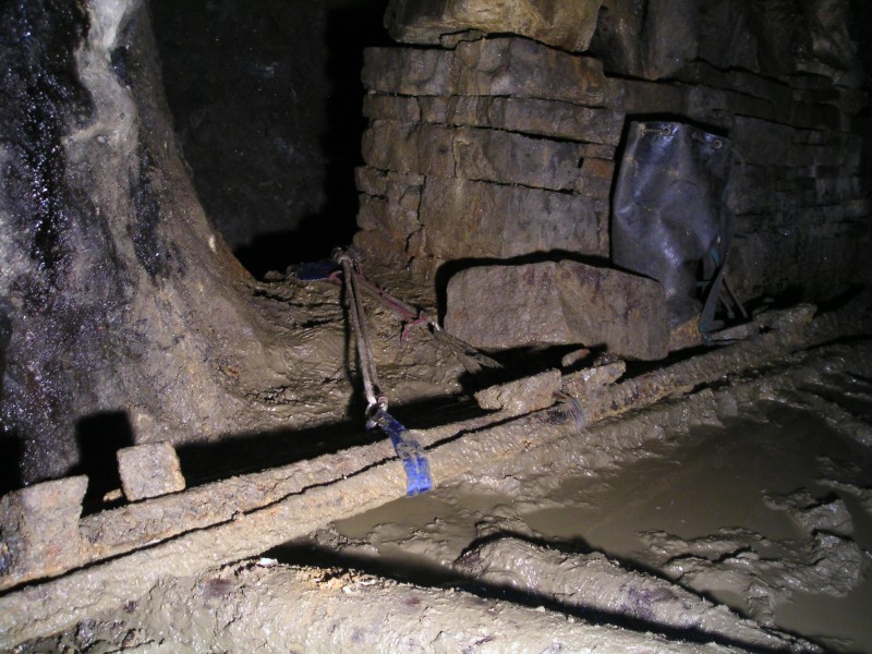 sc_atkinsons_rigging1.jpg - Atkinson's Sump, rigged up for action.