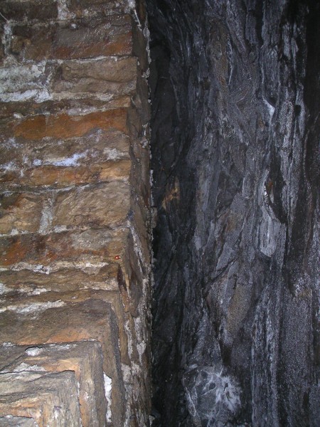 sc_barronsump_22m_arch.jpg - This is looking up round the back of the alcove where the arching intersects with the shale. You cannot see it here but you got the feeling that a space was excavated in the shale and then the stonework was put in with just a little gap all the way around, amazing.