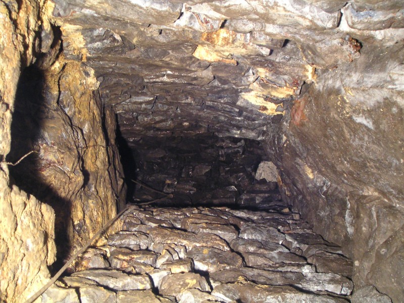 sc_lf_viewuphopper2.jpg - Looking up the hopper from the High Flats. If you look carefully you can see the rebelay attached to one of the deads.