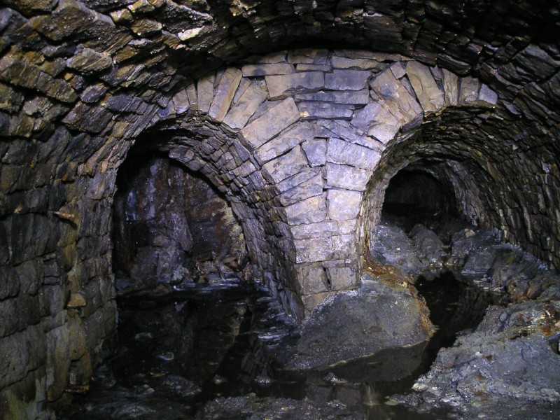 sc_subleveljunction1.jpg - The junction heading east. The siding is on the left hand side. Horrible silt.