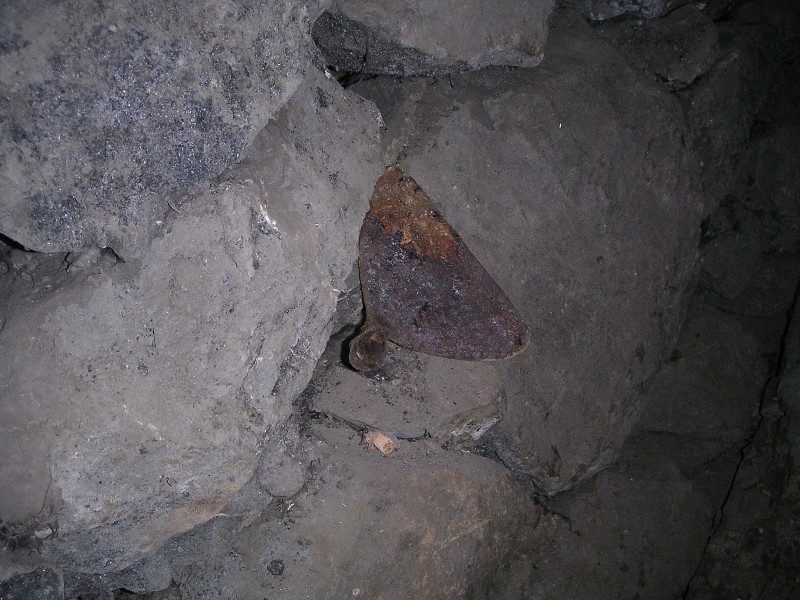 sc_letterboxsump_level_artifact1.jpg - An old tool, it looks like a hoe, but probably was used as a scraper of some sorts? Note the ye olde fag dimp underneath it. Take your rubbish home.