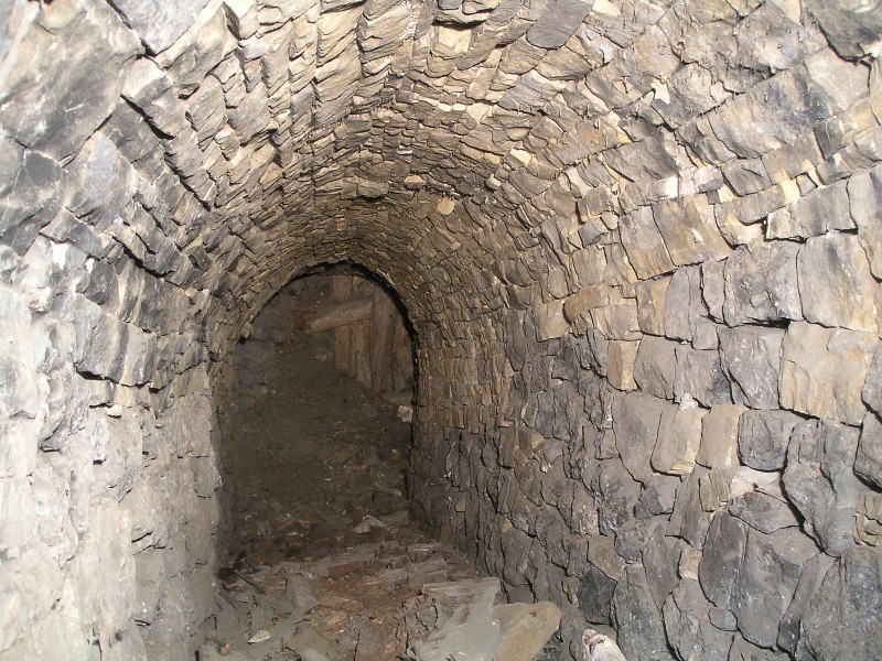 sc_letterboxsump_level_nw.jpg - The first sublevel looking northwest. At the end the collapse can be seen, just before the collapse on the left is the ore shoot. There is a lot of wooden debris on the floor.