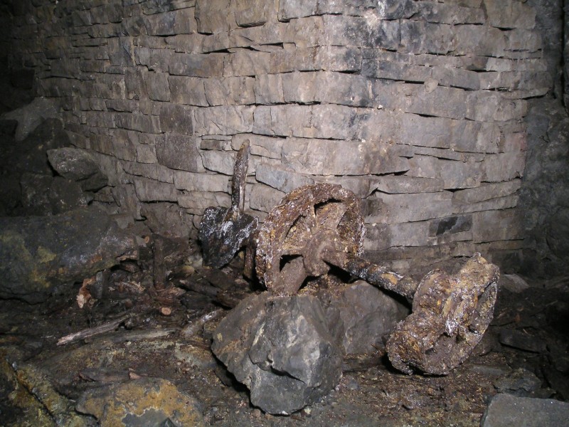 sc_xvein_subsublevel_artifacts2.jpg - Another, more clear view of the artifacts, a shovel, wheels and wooden remains.