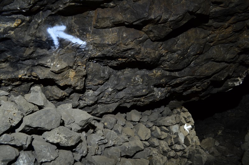 DSC_0765.JPG - Fresh spray painted route arrows by some numpty. Have you never heard of Google, 'plan Smallcleugh' ?