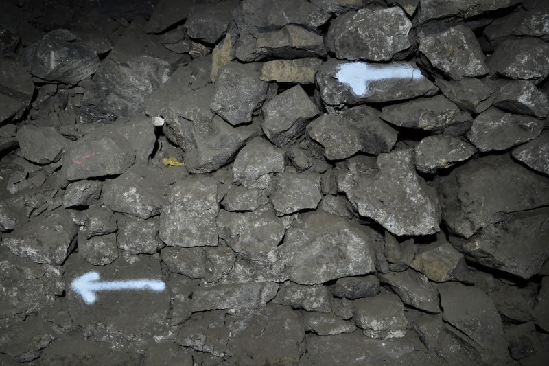 DSC_0769.JPG - Fresh spray painted route arrows by some numpty. Could they really have thought that they could get lost over a space of 1 metre?