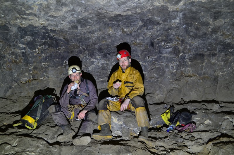 DSC_0822.JPG - Lunch opposite the entrance to George Hetheringtons Crosscut.