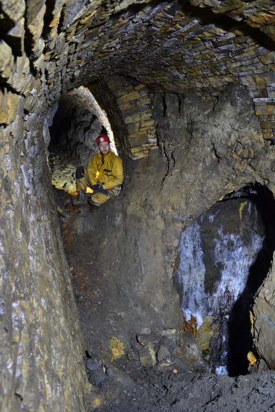 DSC_0843.JPG - Looking into the sublevel and shaft on right.