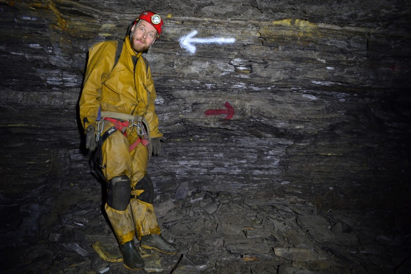 DSC_0852.JPG - Fresh spray painted route arrows by some numpty. Are you retarded?