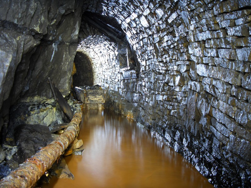 47_parallelv_oretruck3.jpg - Level on Middlecleugh Second Sun Vein split - west end.