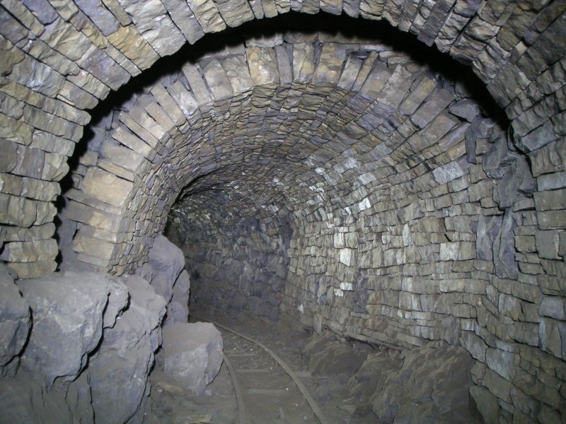 sc20_scflatscornerarch1.jpg - Wide arching in Smallcleugh Flats.