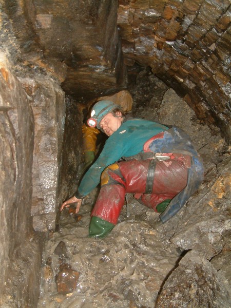 sc_2ndsv_digging4.jpg - Digging a fall , Middlecleugh Second Sun Vein - east end.