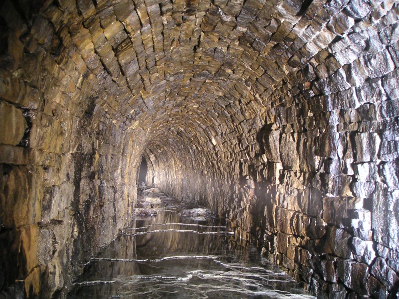 sc_lcv_24m_calcitefloor1.jpg - Sublevel 20m below on the Longlceugh Vein, between Old Carr's and Cow Hill Cross Veins.