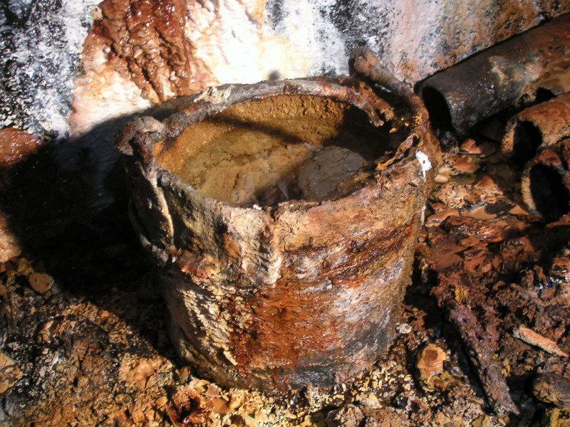 sc_middlecleugh_stopes_bucket.jpg - Bucket, Middlecleugh Vein Stopes, near Cow Hill Cross Vein.