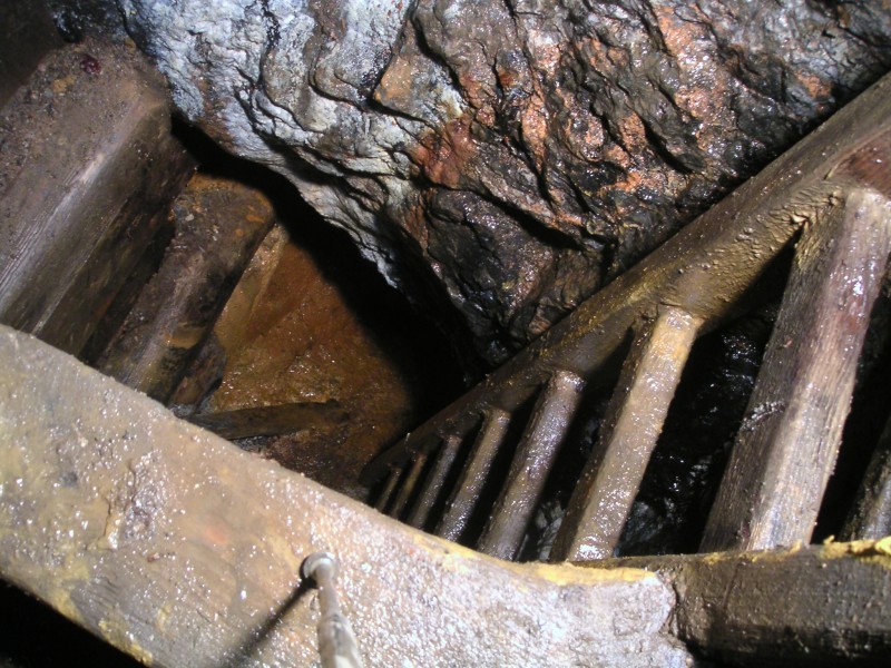 sc_middlecleughvmaninwaytocc5.jpg - Sump down to Caplecleugh Level, Middlecleugh Vein Stopes, near Cow Hill Cross Vein.