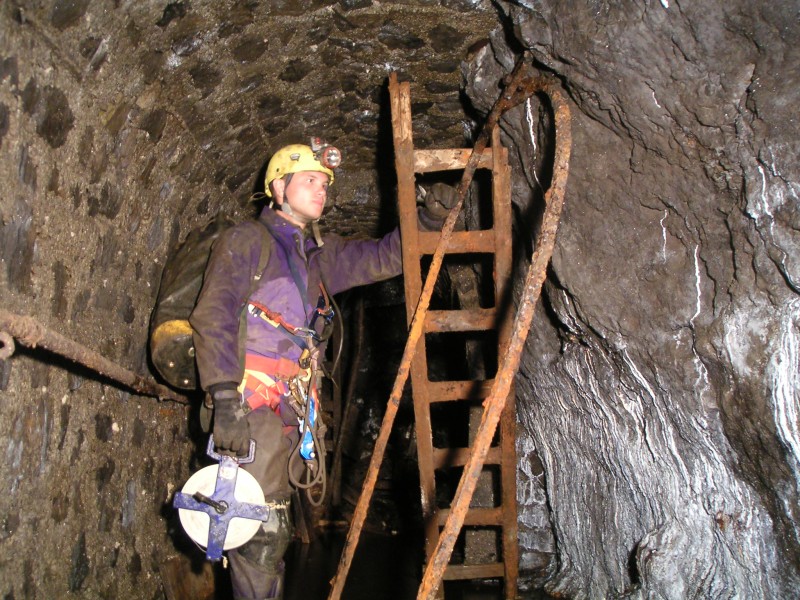 sc_sublev_ladders.jpg - Sub level, Middlecleugh North Vein, past bog Shaft.