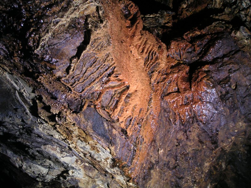 sc_middlecleughcalciterise_b.jpg - Another photograph of the calcite flow.