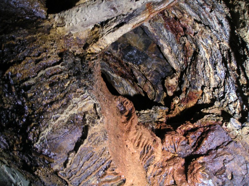 sc_middlecleughcalciterise_c.jpg - A rise with calcite flows pouring down it.