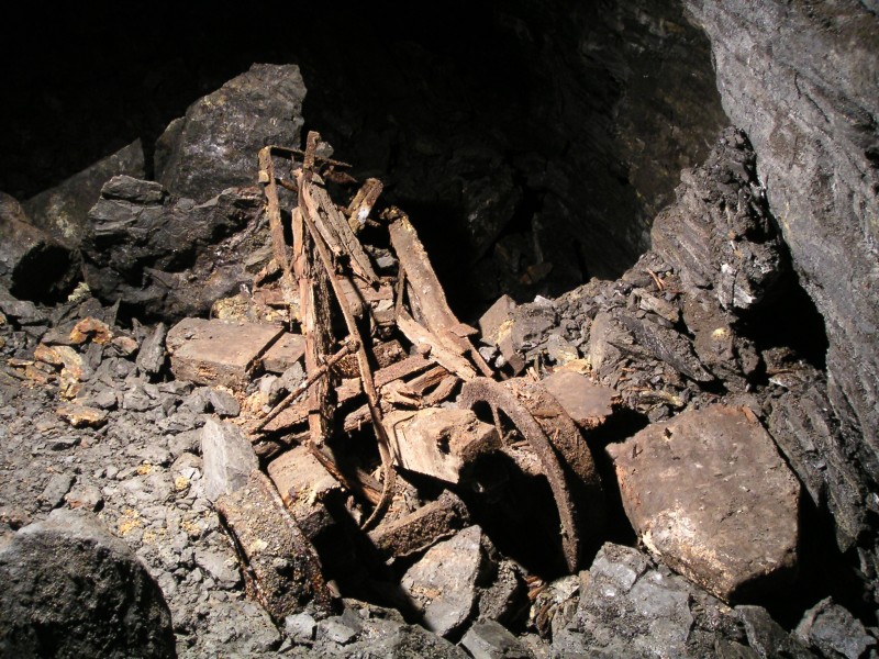 sc_middlecleughoretruck.jpg - A bit further on from the sump we encountered this ore truck which was a pleasant surprise.