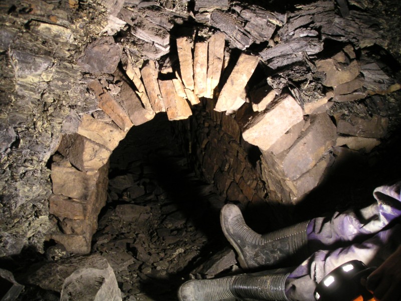 sc_middlecleughv1col_b.jpg - Out of one collapse into another and another.... The key stones here have seen better days and the shale looks likke it's just waiting for an excuse.