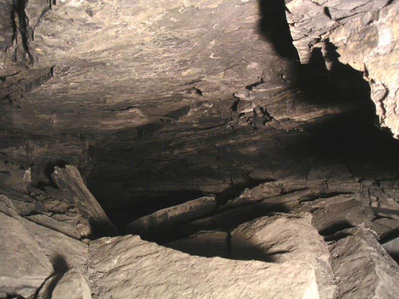 sc_middlecleughv2col_b.jpg - A bit further in along the vein and we came to this section of passage, the clearance between 'floor' and roof was under half a metre, not the worse ever, but unpleasant especially with roof flaking.