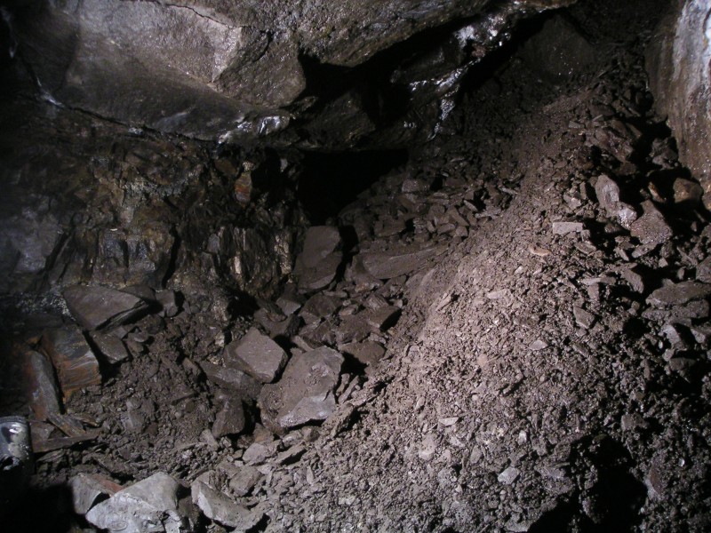 sc01_lcveast1.jpg - This is looking at the fall at the east end of the Longcleugh Vein, past the Ballroom Room.