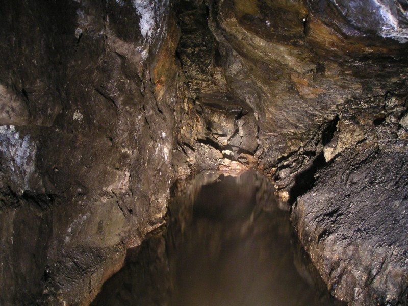 sc03_lcveast3.jpg - Looking west along Loncleugh Vein from the fall, this is with halogen.