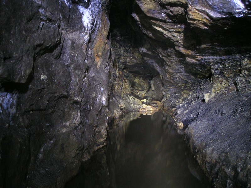 sc04_lcveast4.jpg - Looking west along Loncleugh Vein from the fall, this is LED. I got the camera to focus by using the Chinese mining light for a beam down the middle. Which do you think is better?