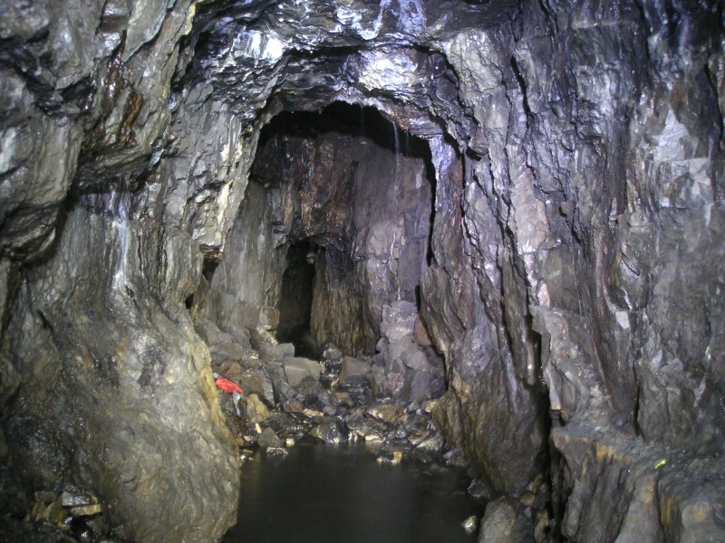 sc12_botofstopepastBR1.jpg - Just at the stope past the Ballroom, LED.