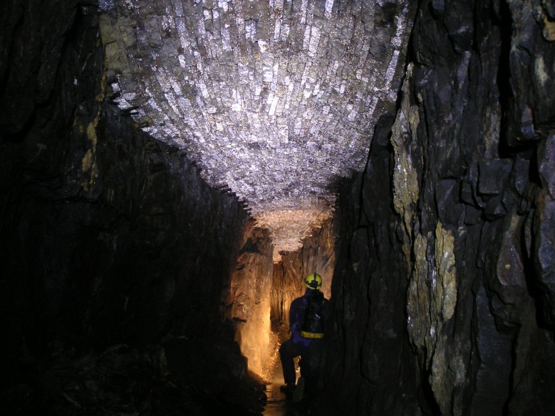 sc16_stoneroofpastBR3.jpg - Bit of a combo here, trying to get a good shot of the condensation drops on the stone arching.