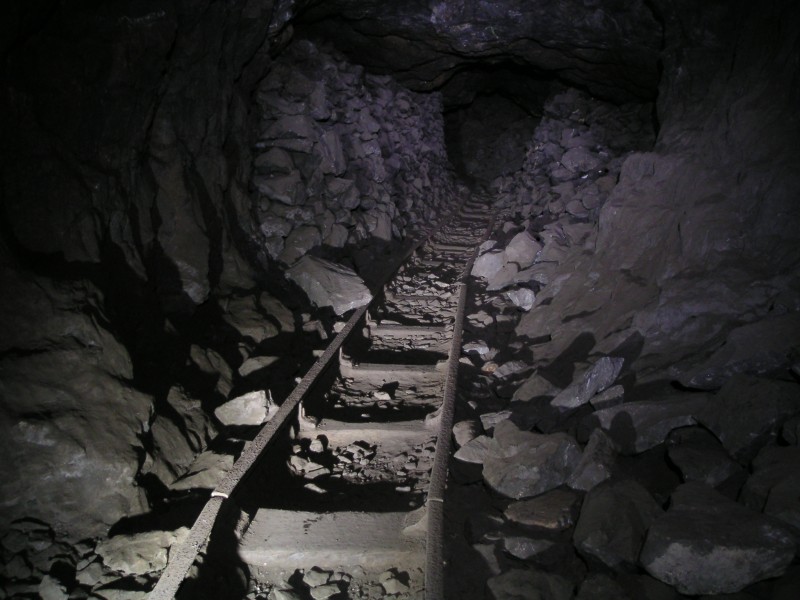 sc28_scflatsrails3.jpg - Rails and stone walling.